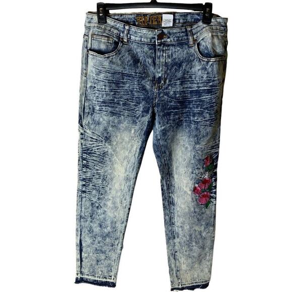V.I.P Y2K Jeans Teen/Youth Size 16W Embroidered Floral Acid Wash Raw Hem Denim - Picture 1 of 12